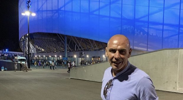 Il Napoli celebra anche Boghossian «Che onore dare il calcio d'inizio»