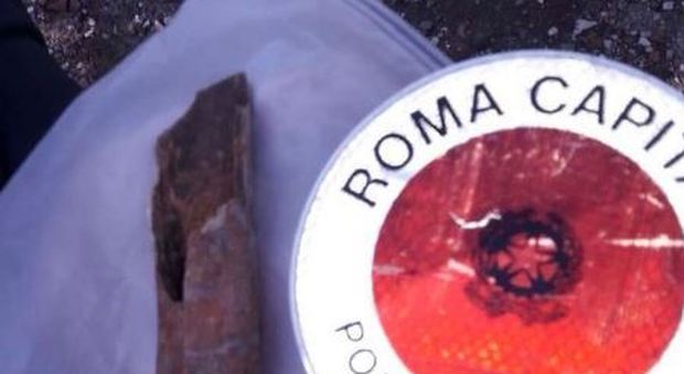Roma, turisti trovano osso «umano» al Colosseo: indagini in corso