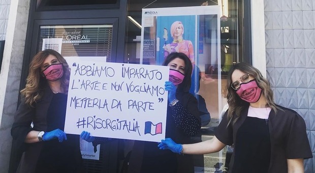 Parrucchieri ed estetisti, ipotesi riaperture anticipate: flash-mob di protesta in tutta Italia