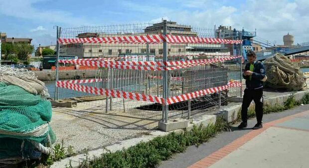 Fiumicino, cede un tratto di banchina che provoca una voragine profonda 2 metri