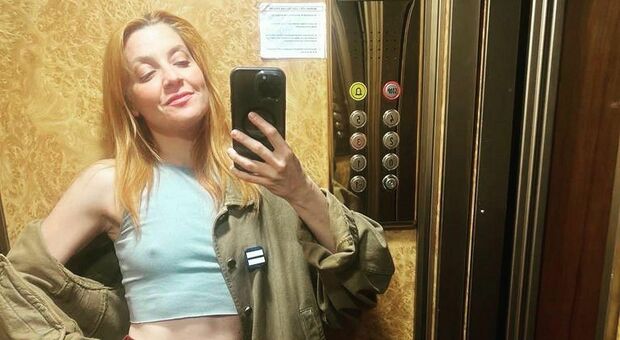 Noemi scatenata su Instagram: in ascensore selfie «Free the nipple»