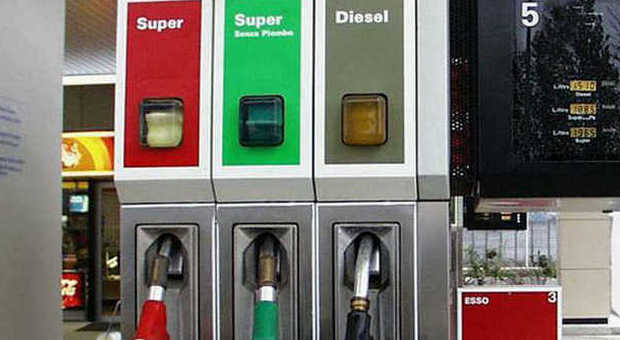 Il distributore di benzina: prezzi in calo, ma tante tasse