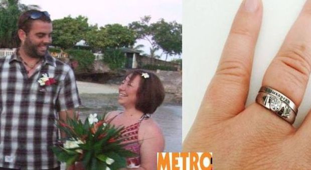 Chiede alla sua fidanzata di sposarlo e le regala un anello molto speciale