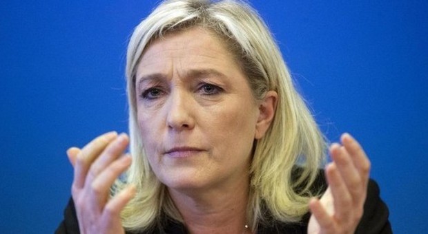 Marine Le Pen su Twitter sotto falso nome: frasi razziste e insulti a politici e giornalisti