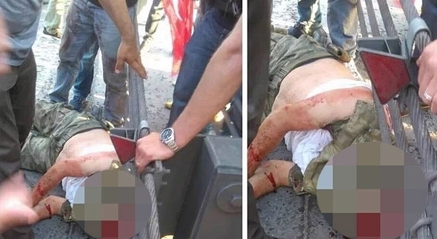 Turchia, le immagini choc del militare golpista decapitato. La folla urla: "Allah Akbar"