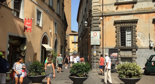 Fioriere anticamion in via Duomo