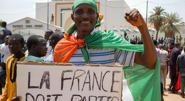 Niger, assalto all'ambasciata francese: «Viva Putin». Francia e Paesi Ecowas minacciano l'uso della forza