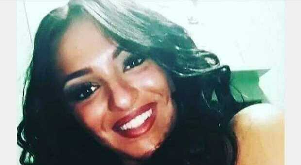 Caivano, speronata in scooter dal fratello perché fidanzata con un trans: Maria Paola muore a 22 anni
