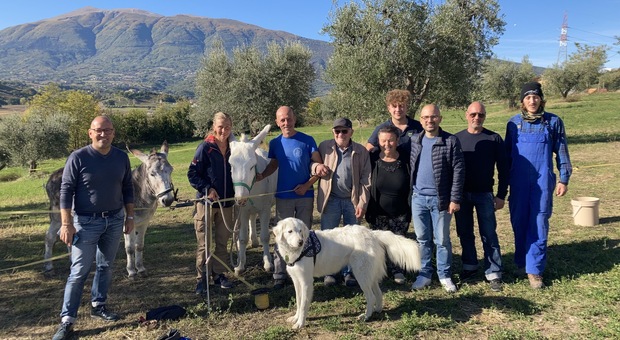 Helena e Carlo con gli asini e il cane a Folignano