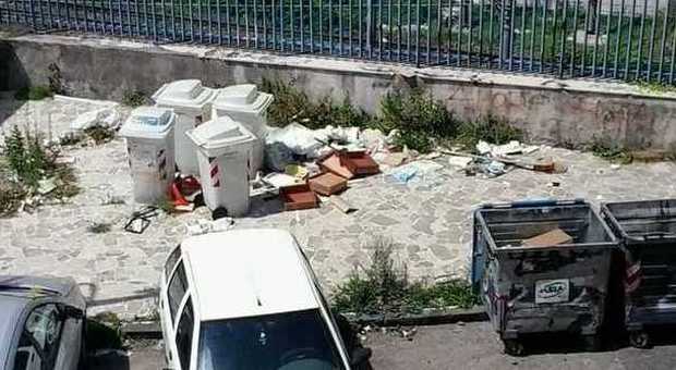 Napoli, i contenitori Asìa abbandonati in strada