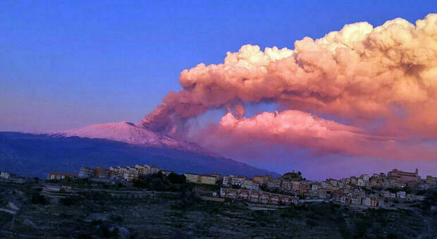 Etna, attività esplosiva dal cratere: sciame sismico. La Protezione Civile: «Rischio fontane di lava»