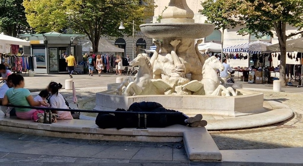 Clochard dorme tra i bambini sulla fontana in piazza Roma: l’Hotel degrado è h24