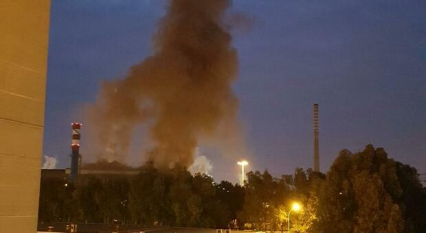 Nube rossa dall'ex llva, i sindacati: «Fumo nocivo sia per i lavoratori presenti sull'impianto e sia per l'ambiente»