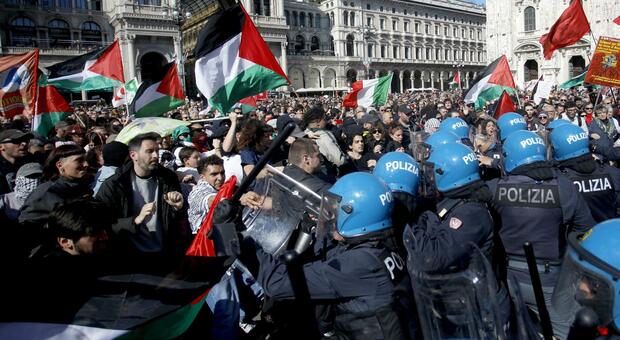 Corteo Milano 25 aprile, manifestanti pro-Palestina cercano lo scontro con Brigata ebraica: un ferito