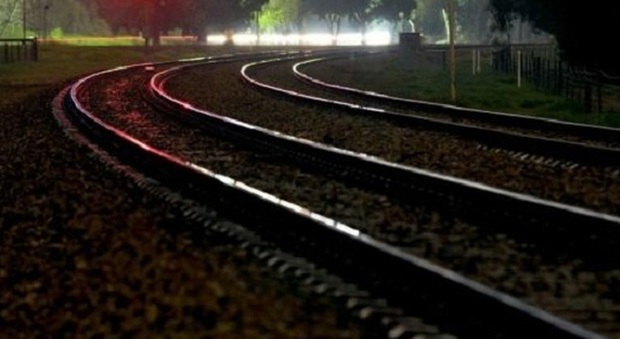 Donna di 43 anni si getta sotto un treno: linea Bassano-Venezia bloccata per 2 ore