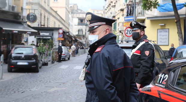 Agguato a Napoli, due 15enni feriti a colpi di arma da fuoco nella notte: «Volevano rapinarci»