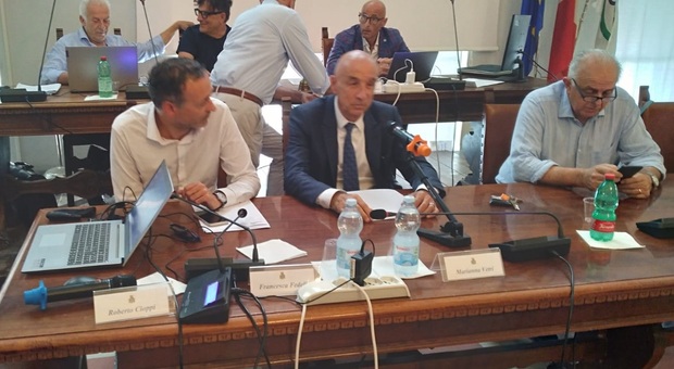 Maxi discarica, presentato il progetto ma nessuna risposta da Mms. L'assessora Foschi: «Ancora non c'è trasparenza». Nella foto da sinistra Pierotti, Tiviroli e Gambini