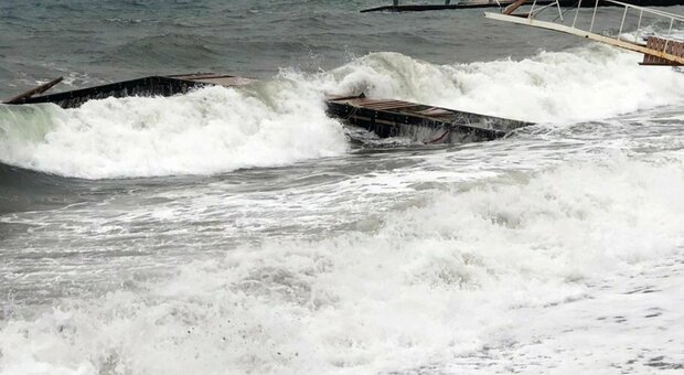 Fanno il bagno in mare tre le onde, morti due turisti: la tragedia a Rosignano