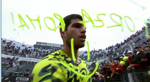 Internazionali tennis, Alcaraz scrive "Forza Roma" sulla telecamera