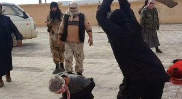 "Musica e foto oscene sul telefonino": l'Isis decapita un 15enne