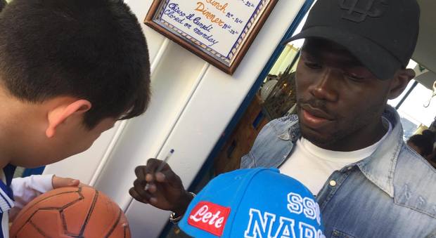 Koulibaly mentre firma gli autografi davanti al ristorante Lido Azzurro ad Amalfi