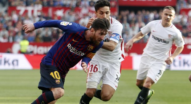 Liga, Messi ne segna tre e stende il Siviglia: il Barcellona vola
