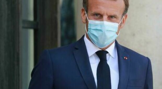 Francia, Macron e le moglie sporgono denuncia contro un paparazzo per violazione della privacy