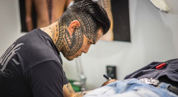 Tattoo con bacchetta e martello: la nuova frontiera è farlo samoano