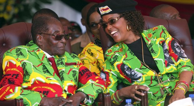 Mugabe con la moglie Grace in uno scatto del 2017
