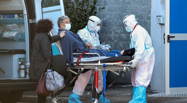 Covid in Campania, oggi 3.008 contagiati e 49 morti: dimezzato il numero di guariti