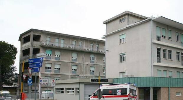 Disagi all'ospedale di Urbino: effetto domino di Pergola sui posti letto, protestano i pazienti spostati