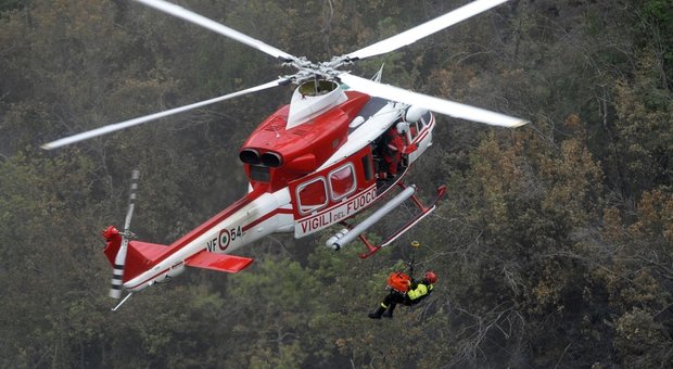 Elicottero dei vigili del fuoco impegnato nelle operazioni di recupero delle salme dopo lo schianto dei Tornado