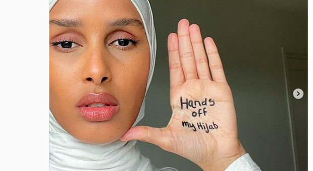 La crociata su Instagram della modella musulmana contro la Francia, «Sì al velo è un mio diritto»