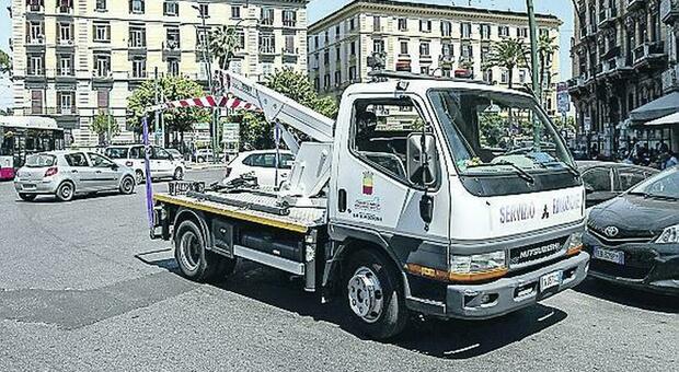 Carri gru, a Napoli squadre speciali in azione per i parcheggi riservati ai disabili