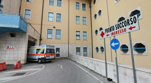 Torre del Greco, si barrica in casa e minaccia di farsi saltare in aria: bloccato e trasportato all'ospedale Moscati