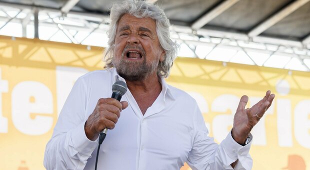 Grillo, il discorso in piazza a Roma scatena le polemiche. D'Amato si dimette, la Lega: «Stupisce il silenzio di Schlein»