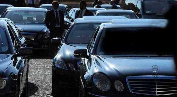 Auto blu, massimo 5 per ministero: Renzi dà due mesi per adeguarsi