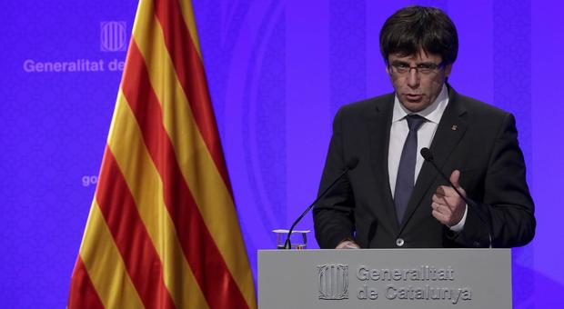 Catalogna, Puigdemont annuncia: "A giorni proclameremo l'indipendenza"