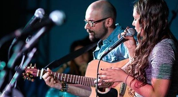 Solidarietà a ritmo di musica: Forever, lo spettacolo dei 50 chitarristi per gli orfanotrofi in Albania