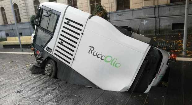 Maltempo su Napoli, voragine inghiotte automezzo dei rifiuti davanti alla scuola