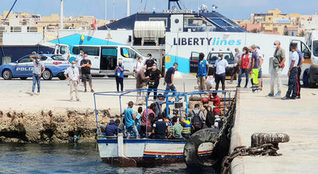 Migranti, 14 sbarchi in un poche ore a Lampedusa: 1.215 persone in hotspot. Al via i trasferimenti