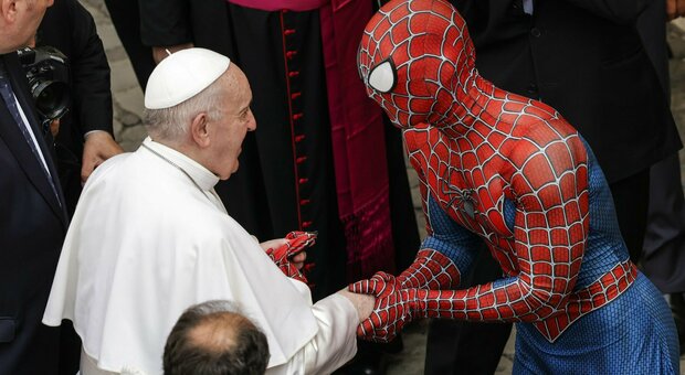 Vaticano, Papa Francesco incontra Spiderman