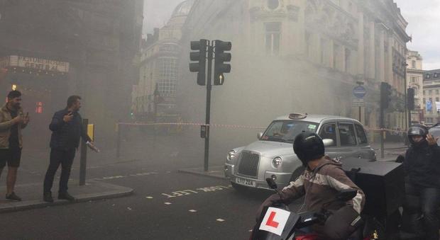 Londra, incendio in centro: "Soho invasa dal fumo..."