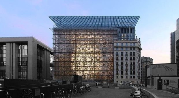 Bruxelles, allarme nella sede del Consiglio europeo: fumo dalle cucine, evacuato il palazzo