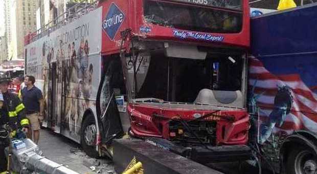 New York, scontro tra due bus turistici a Times Square: almeno 11 feriti
