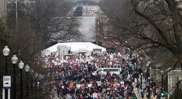 Le donne in marcia contro Trump in tutto il mondo: a Washington sfilano in 500mila