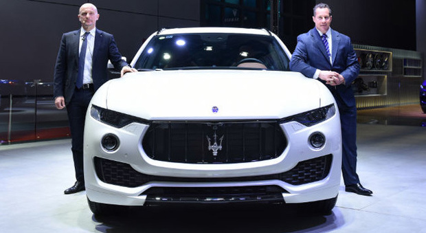 Una Maserati Levante al Shanghai Auto Show 2017 - Mirko Bordiga Managing Director Maserati China (a sinistra) e Reid Bigland CEO Maserati (a destra)