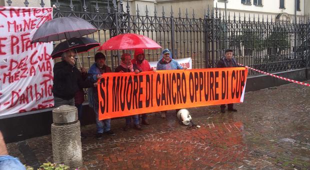 La protesta dei disoccupati di Acerra al Santuario di Pompei