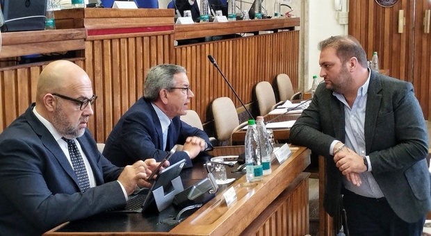Il sindaco Giuseppe Marchionna parla con il segretario cittadino e capogruppo del Pd Francesco Cannalire