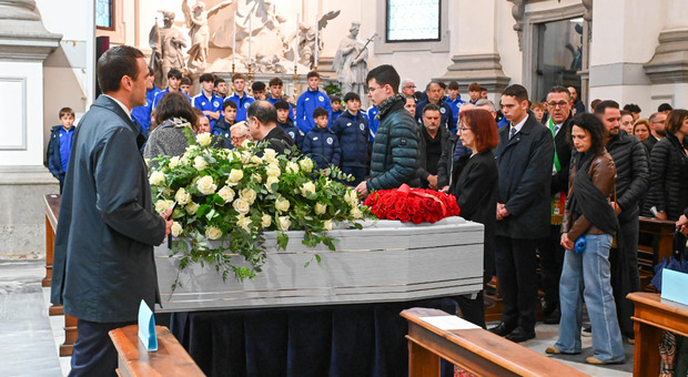 Un momento del funerale di Alberto Catania